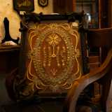 Su una poltrona ci indica anche un reliquiario in legno del 1812